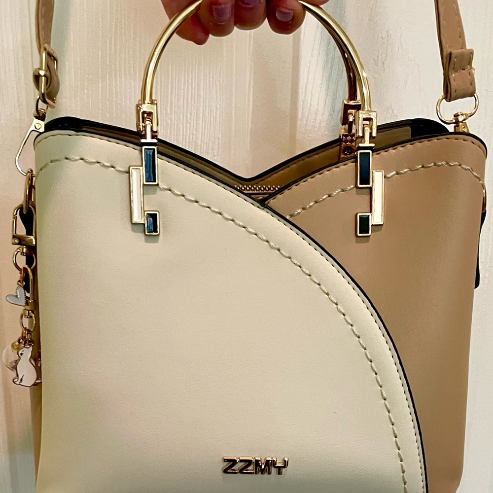 Crossbody Structured Bag Gold Handles Adjustable Strap + Free Bag Charms! NWOT - Picture 10 of 13